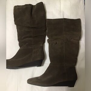 Women’s sizes 7 White mountain small wedge Suede boots￼